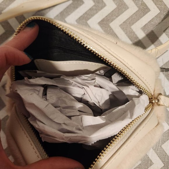 Fluffy Pouch - Picture 3 of 4